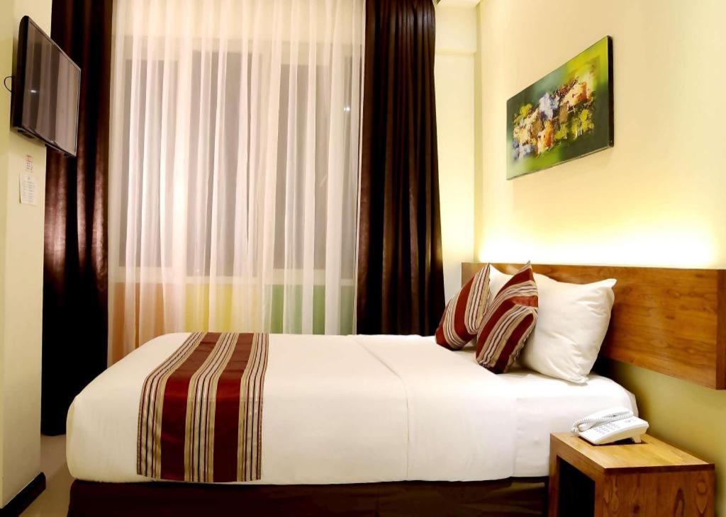 Biz Boulevard Hotel Манадо Екстер'єр фото