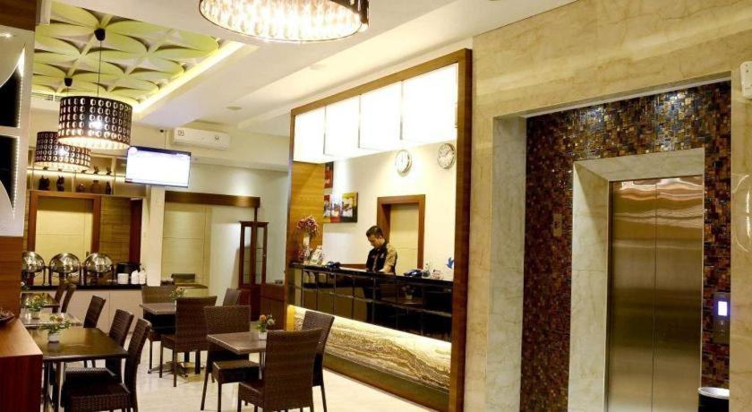 Biz Boulevard Hotel Манадо Екстер'єр фото