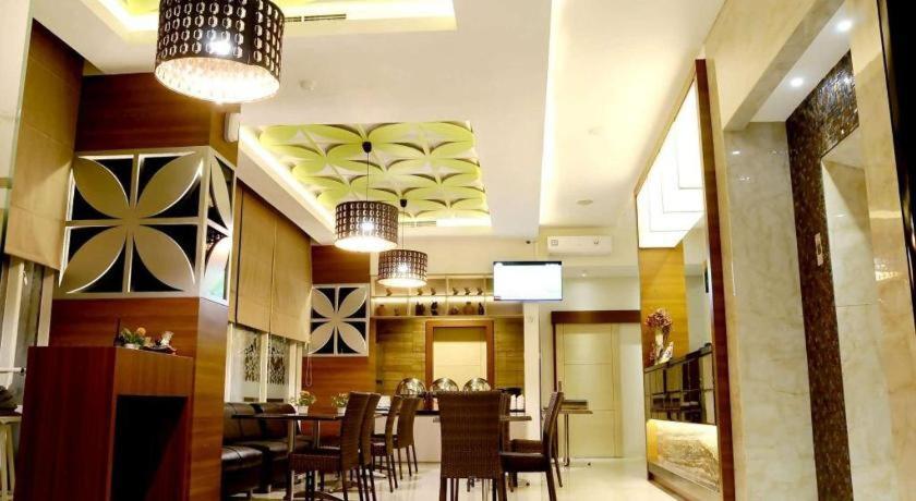 Biz Boulevard Hotel Манадо Екстер'єр фото