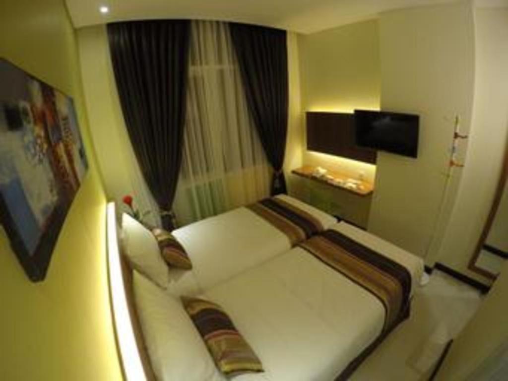 Biz Boulevard Hotel Манадо Екстер'єр фото