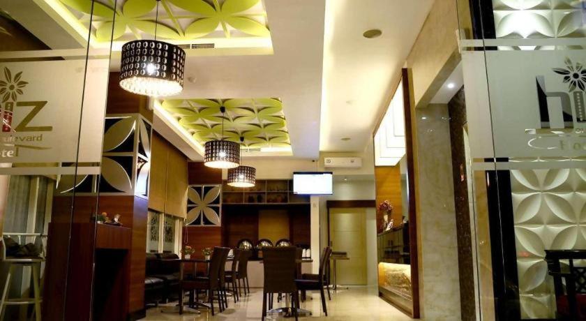 Biz Boulevard Hotel Манадо Екстер'єр фото