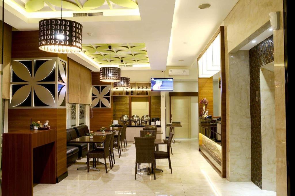 Biz Boulevard Hotel Манадо Екстер'єр фото