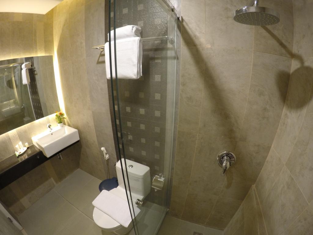 Biz Boulevard Hotel Манадо Екстер'єр фото