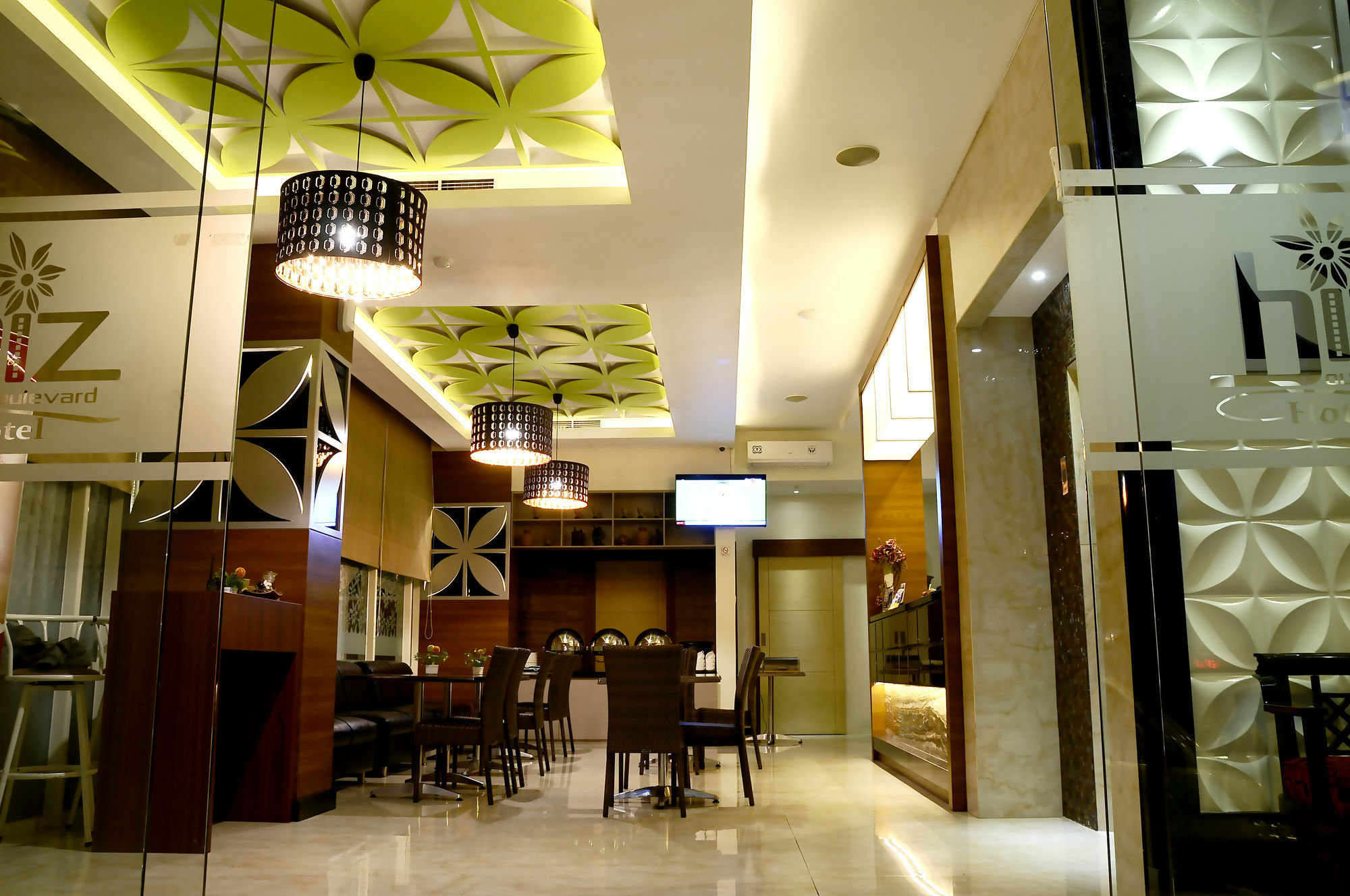 Biz Boulevard Hotel Манадо Екстер'єр фото