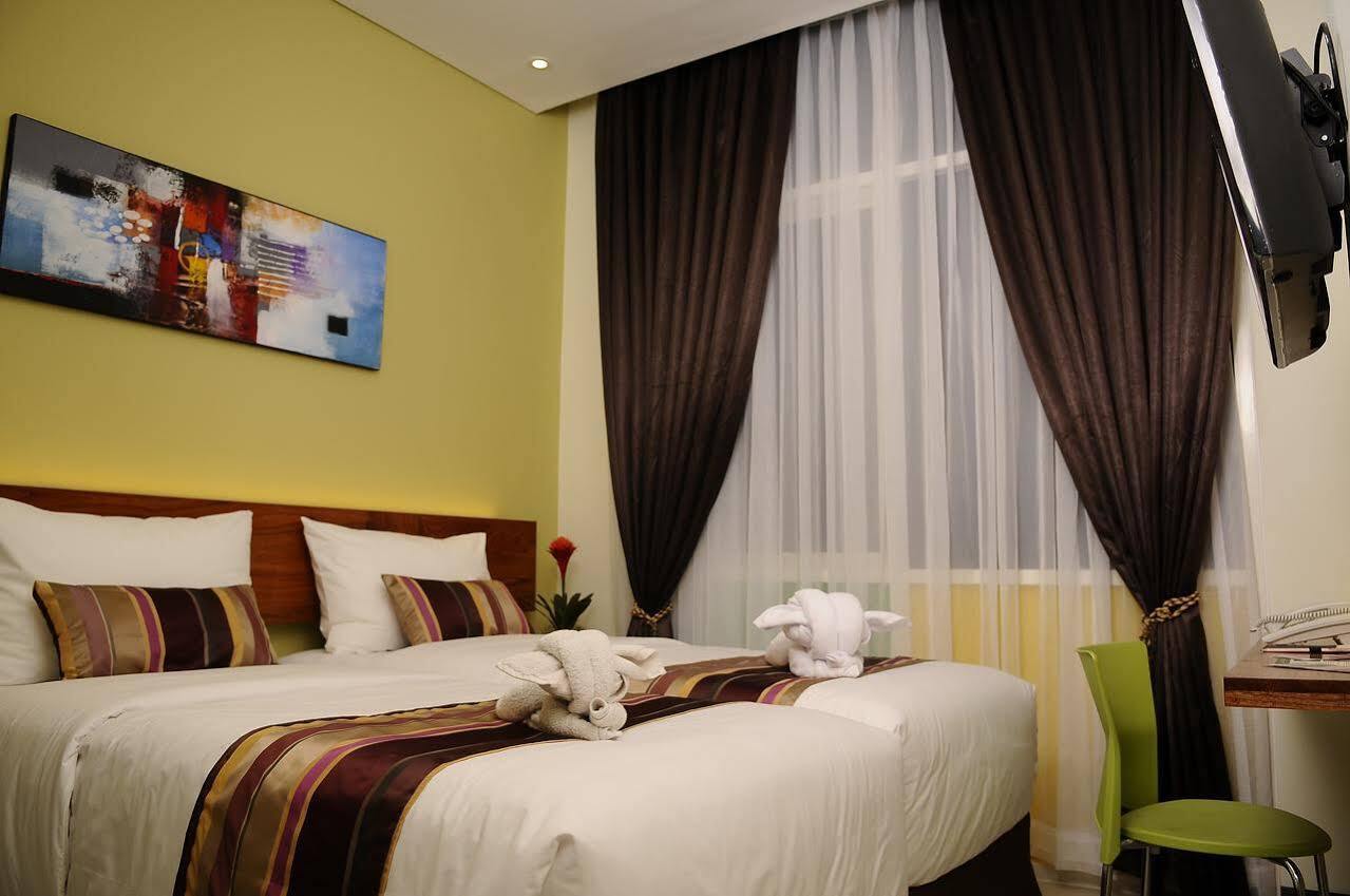 Biz Boulevard Hotel Манадо Екстер'єр фото