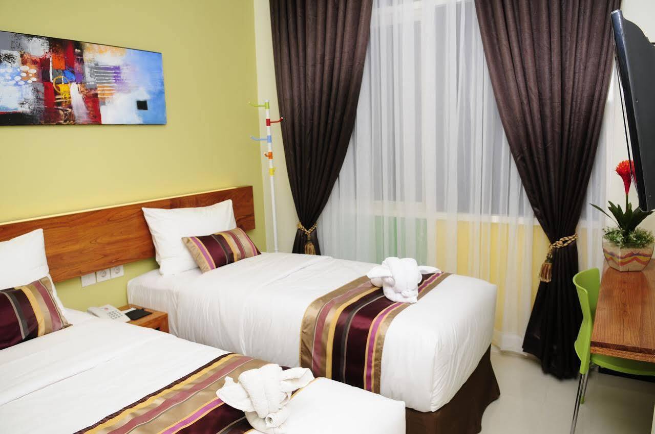 Biz Boulevard Hotel Манадо Екстер'єр фото
