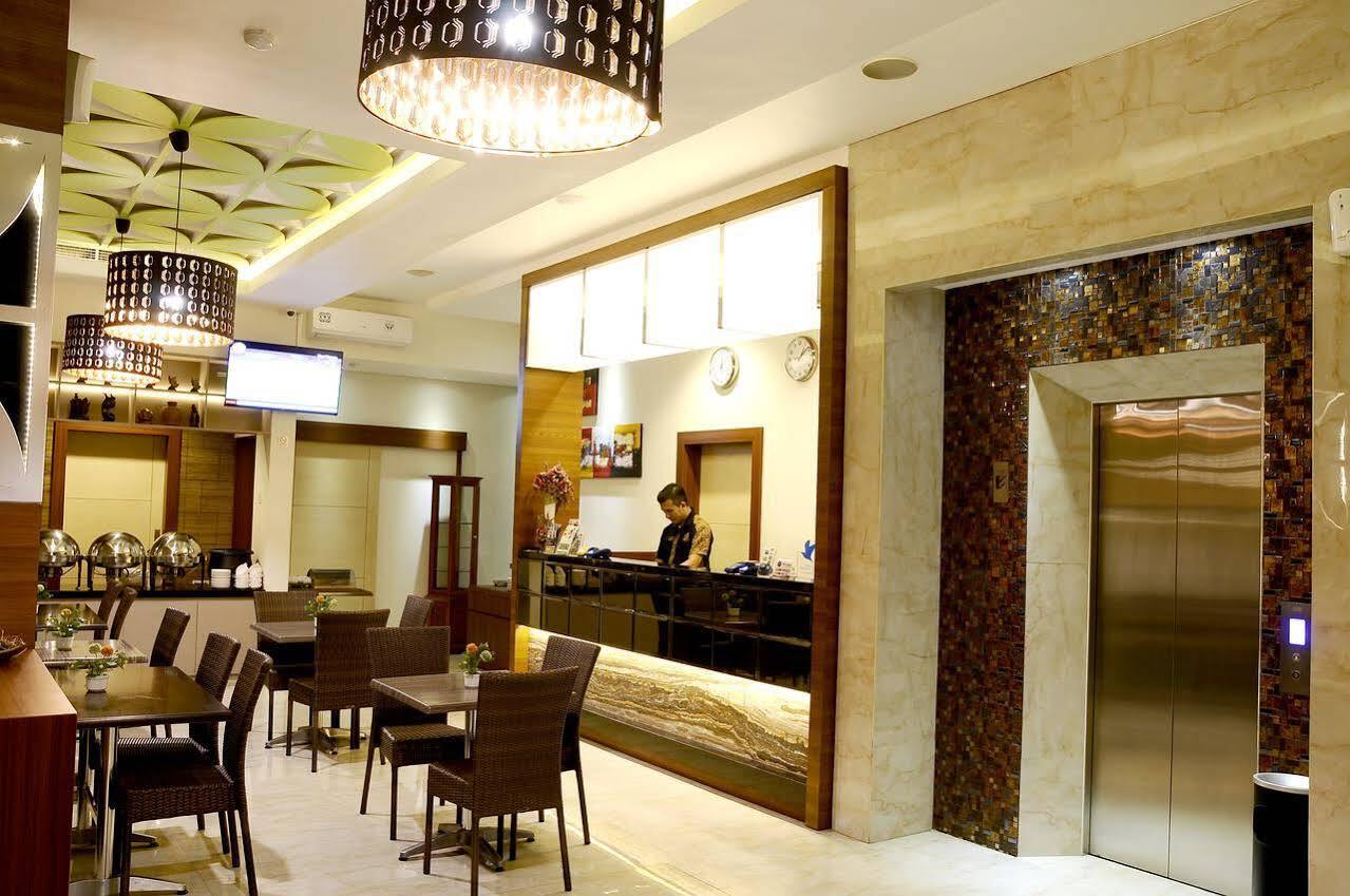 Biz Boulevard Hotel Манадо Екстер'єр фото